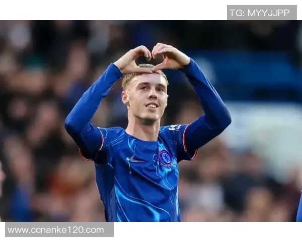 足球巨星在街头遭热烈围观引发粉丝狂潮引发媒体关注 足球巨星在街头遭热烈围观引发粉丝狂潮引发媒体关注