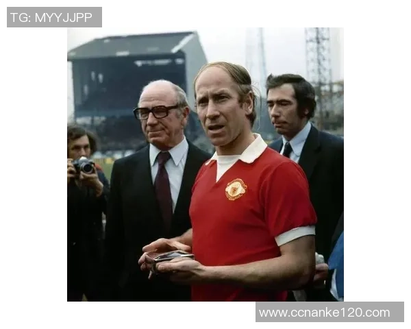 足球场上的风采碰撞:当球星与正装绅士交织在一起的瞬间 足球场上的风采碰撞:当球星与正装绅士交织在一起的瞬间