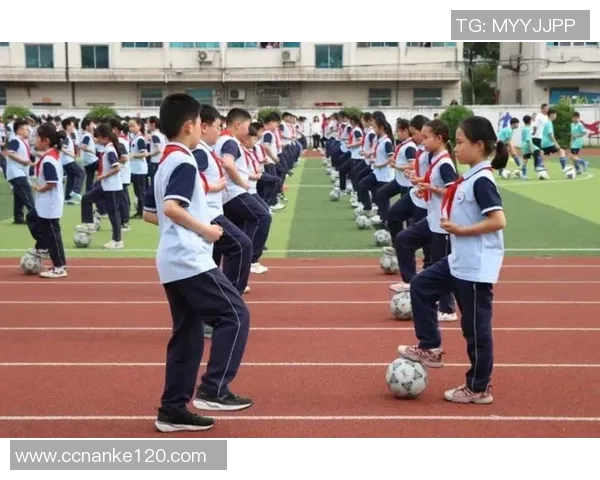 学校引进足球明星助力体育发展 提升学生运动水平和球技兴趣 学校引进足球明星助力体育发展 提升学生运动水平和球技兴趣